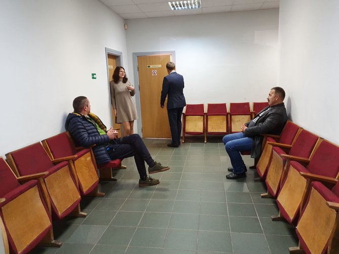 Sauliaus Chadasevičiaus / 15min nuotr./Varėnos teisme laukiantys liudytojai A.Belousas (sėdi kairėje) ir A.Navickas (dešinėje).