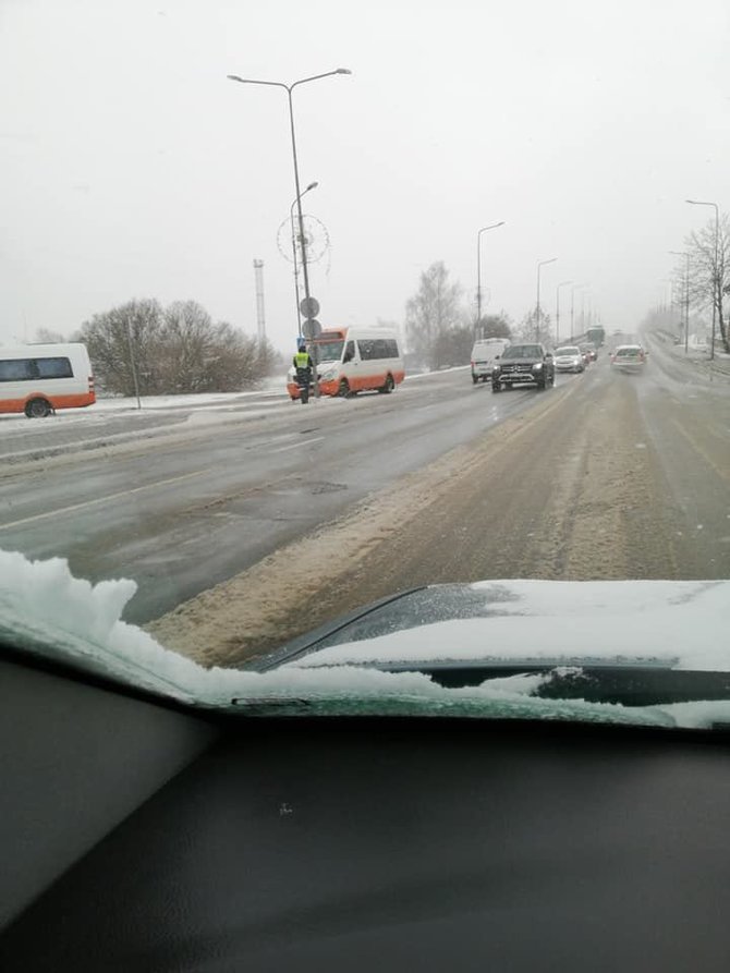 Nuotrauka iš „Facebook“ profilio „Pagalba vairuotojas Šiauliuose“/Įvykio vietoje