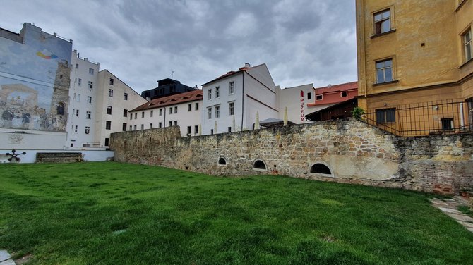 Sauliaus Chadasevičiaus / 15min nuotr. /Pilzeno mieste likęs senovinio gynybinio mūro fragmentas