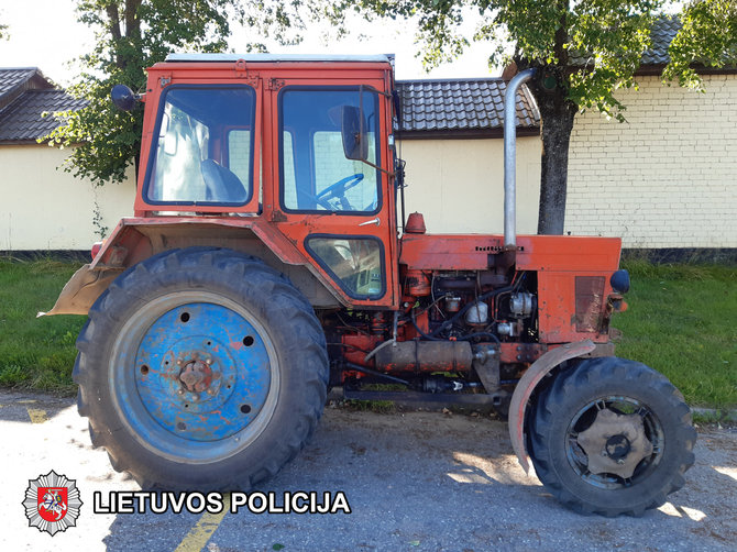 Vilniaus VPK nuotr./Neblaivaus vairuotojo traktorius