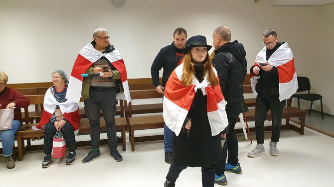 Sauliaus Chadasevičiaus / 15min nuotr./Baltarusių aktyvistai teismo salėje, kur buvo bandoma nagrinėti L.Ragelskio bylą