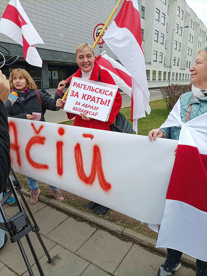 Ingridos Steniulienės / BNS nuotr./Baltarusių aktyvistai prie teismo rūmų Vilniuje