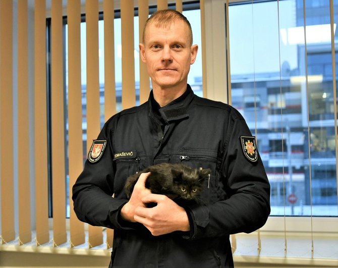 Nuotrauka iš VPGT „Facebook“ profilio/Išgelbėtas katinėlis ir jo gelbėtojas A.Tomaševičius