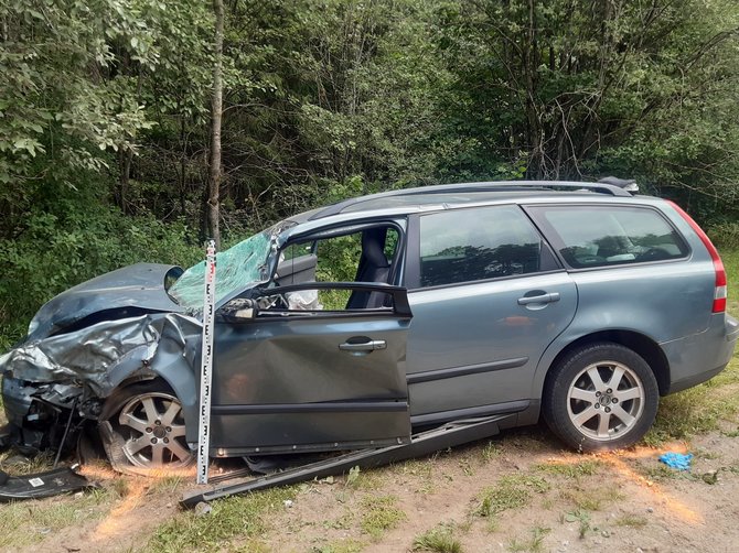 Alytaus VPK nuotr./Į avariją pateko sunkvežimis ir trys lengvieji, tarp jų ir „Volvo V50“ automobilis.