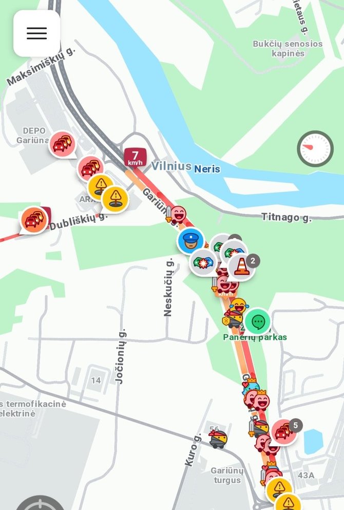 Atvaizdas iš „Waze“ programėlės/Spūstis įvykio vietoje