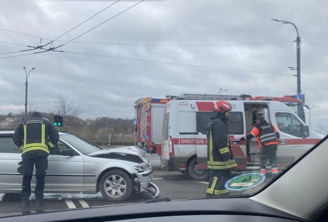 Nuotrauka iš „Facebook“ grupės „Kur stovi policija Kaune“/Įvykio vietoje