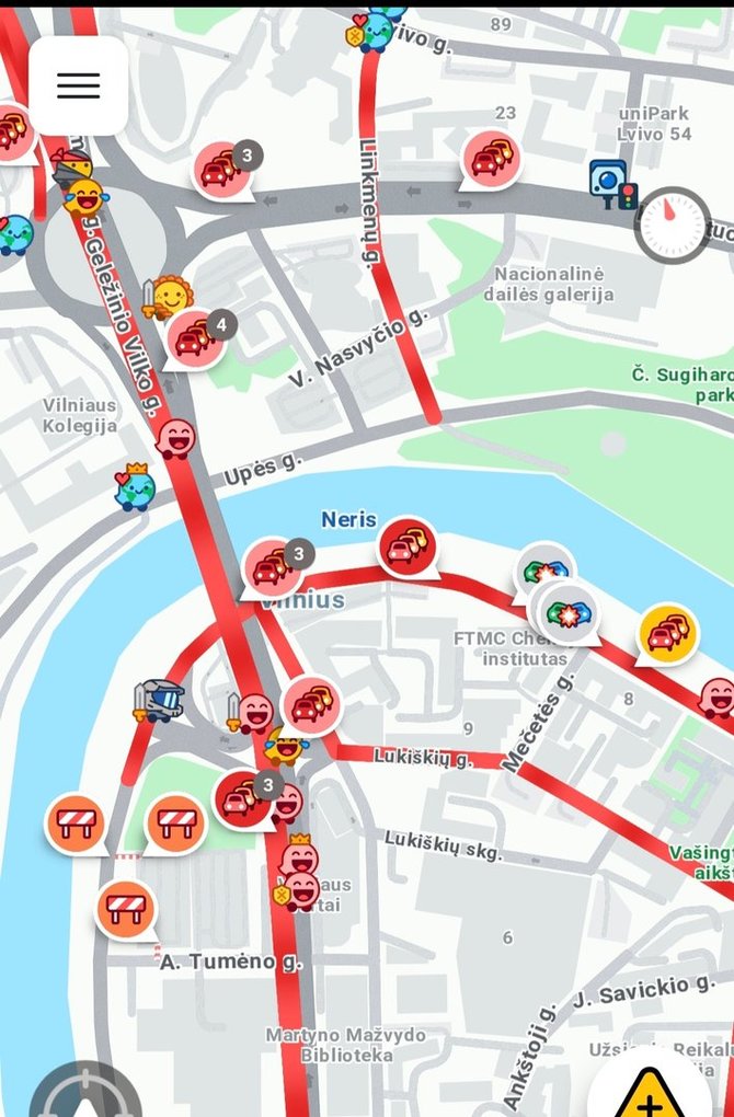 Atvaizdas iš „Waze“ programėlės/Spūstis įvykio vietoje ir aplinkinėse gatvėse