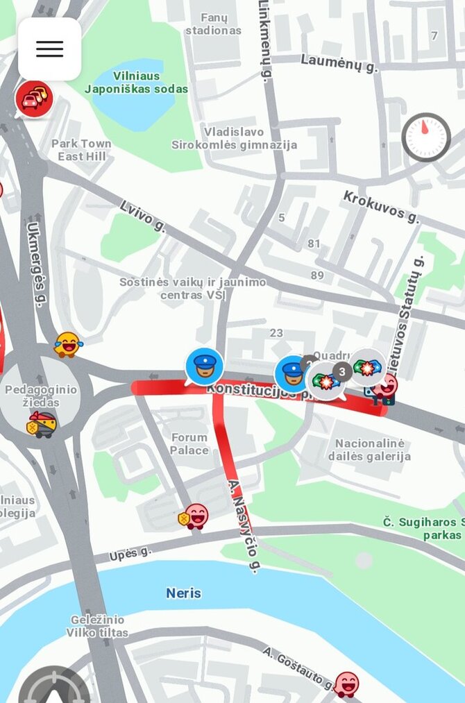 Atvaizdas iš „Waze“ programėlės /Spūstis įvykio vietoje ir policijos pajėgos