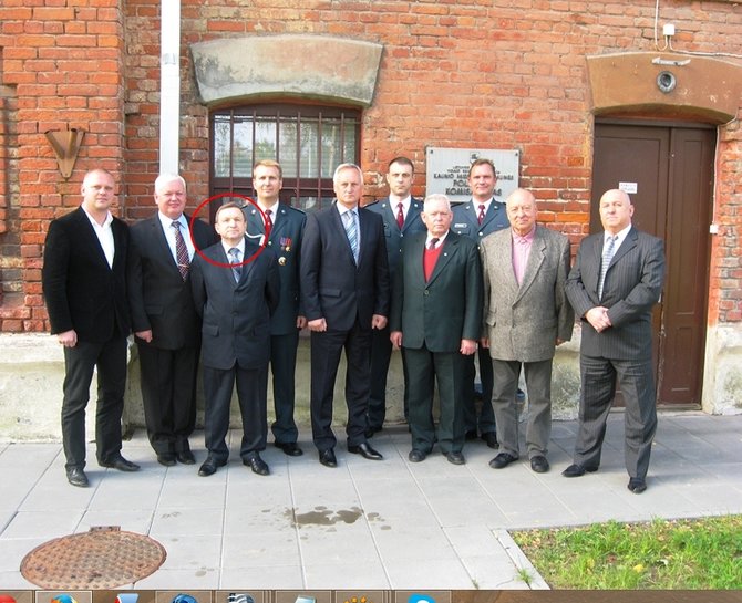 Kaunas.lt nuotr./Buvęs komisaras A.Tamulionis su buvusiais kolegomis ir valdžios atstovais įsiamžino 2013 m. lapkritį, kai Panemunės policijos komisariate vyko Angelų sargų – Policijos dienos – minėjimas.