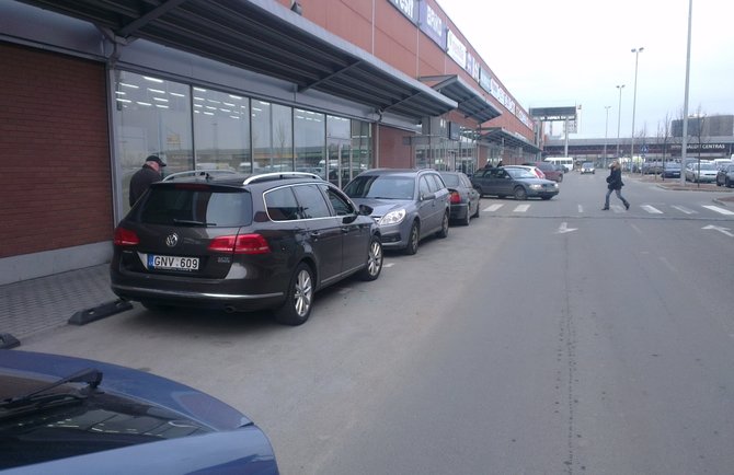 Pauliaus/15min.lt skaitytojo nuotr./Išplėštas „VW Passat“ automobilis Šiaurės miestelyje prie prekybos centro.