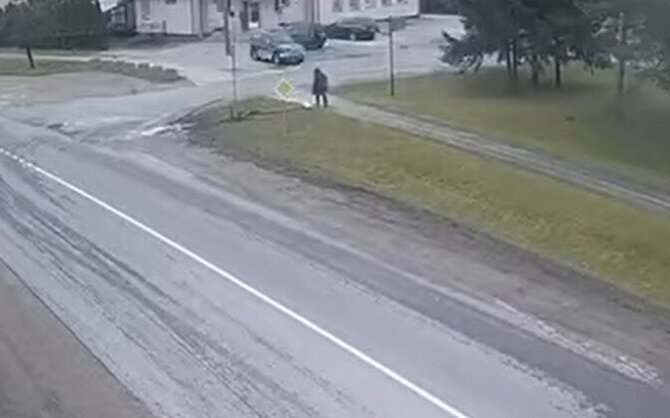 Kadras iš filmuotos medžiagos/Įvykio vietoje: vairuotojas grįžo pėsčiomis