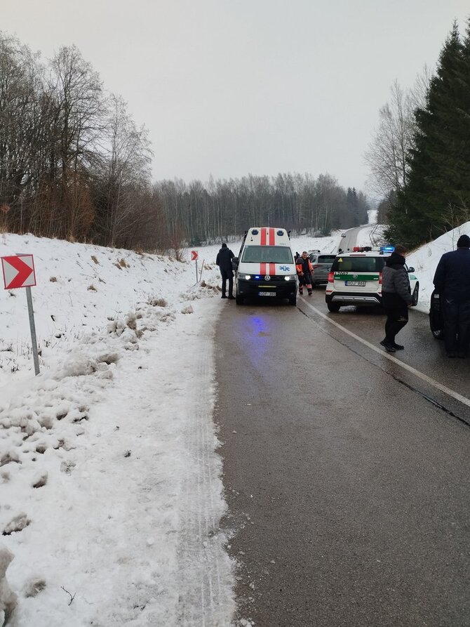 Nuotrauka iš „Facebook“ profilio „Pranešk, kur policija Plungės rajone“/Įvykio vietoje