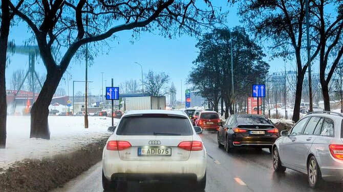 15min nuotr./Įvykio vietoje: elektroniniai kintantys ženklai