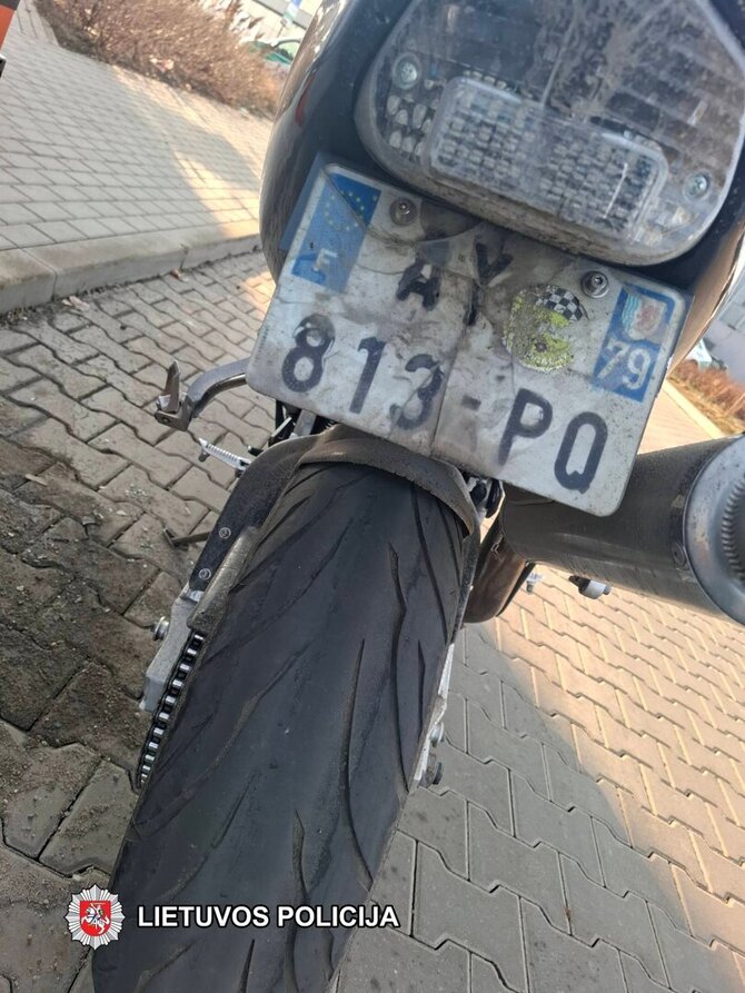 Policijos nuotr./Sulaikytas motociklas neįskaitomu numeriu