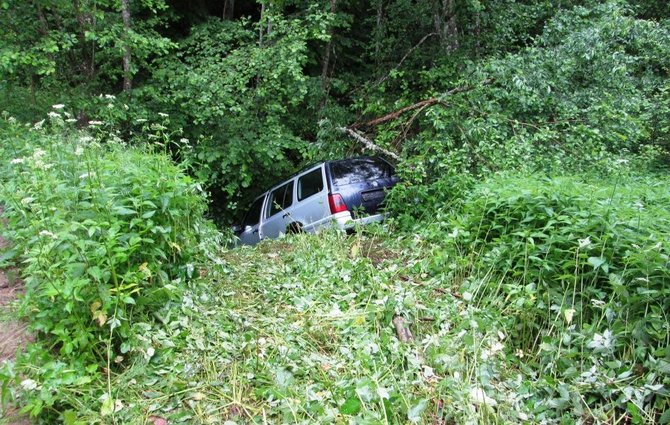 Telšių policijos nuotr./„VW Golf“ avarija prie Tausalo ežero