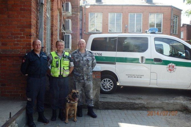 Jonavos rajono komisariato nuotr./Rasti miške pasiklydusią senolę padėjo kinologai su tarnybiniu šunimi Variu