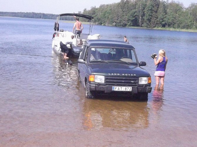 Telšiškio Vytauto nuotr./Visureigis „Land Rover“ Germanto ežere