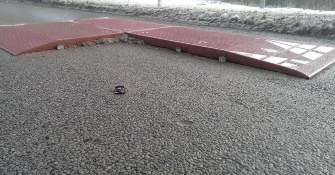 Telšių apskrities VPK nuotr./Grėsmę keliantis „gulintis policininkas“