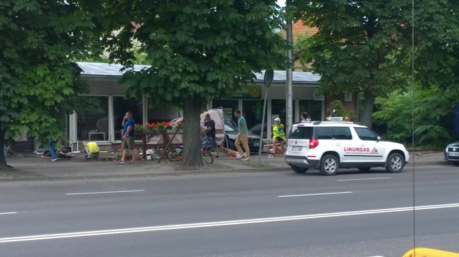 Įvykio liudininko Ermino G. nuotr. /Įvykio vietoje netrukus po avarijos: nukentėjusieji (kairėje) laukia pagalbos