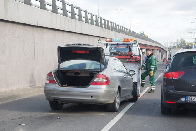 Juliaus Kalinsko/15min.lt nuotr./Įvykio vietoje: apgadintas „Mercedes“ išvežtas techninės pagalbos automobiliu