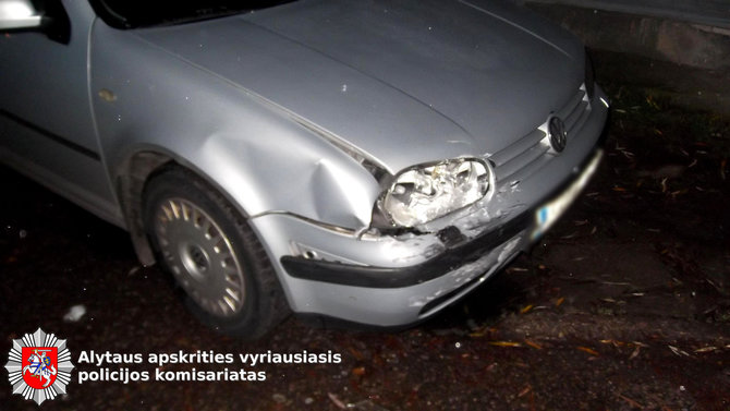 Alytaus apskrities VPK nuotr./Apgadintas automobilis „VW Golf“