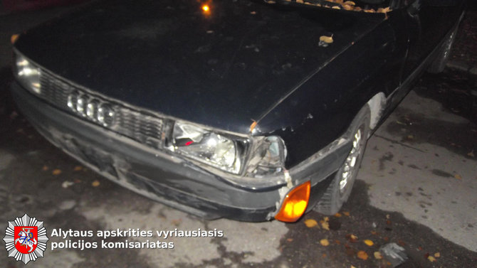 Alytaus apskrities VPK nuotr./Apgadintas automobilis „Audi 80“