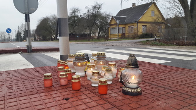 Vidmanto Balkūno/15min.lt nuotr./Įvykio vietoje uždegtos žvakutės