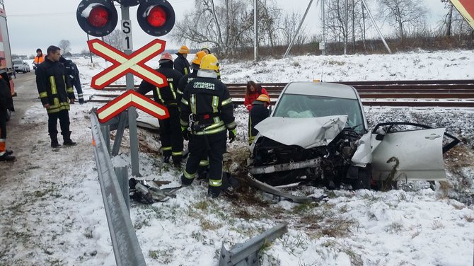 „Lietuvos geležinkelių“ nuotr./Pervažoje įrengti šviesoforai, bent jau likviduojant avarijos padarinius, veikė.