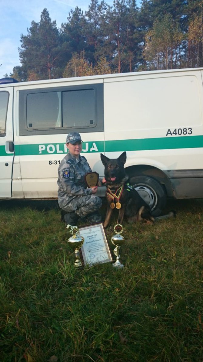 Alytaus apskrities policijos nuotr./Policijos šuo Ramzis su kinologe