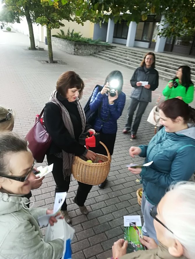 Panevėžio apskrities VPK nuotr./Akcija „Vietoj cigaretės – obuolys“