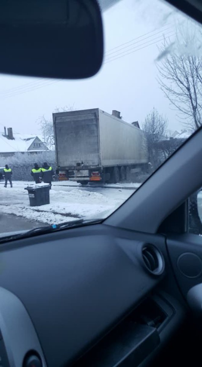 Nuotrauka iš „Facebook“ profilio „Pagalba vairuotojams Šiauliuose“/Įvykio vietoje