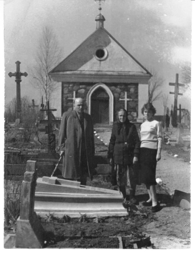 Šeimos archyvo nuotr./Juozas Baltušis prie savo tėvo kapo su motina ir dukra Rita. Svėdasai, 1959