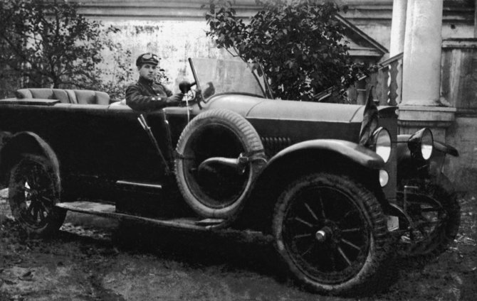 LCVA nuotr./Vairuotojas J. Abeltinis kariuomenės vado automobilyje „Benz 25/55 PS“ 1923 m.