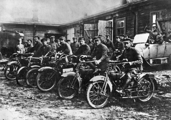 J. Abeltinis (antras iš dešinės) autobataliono motociklininkų grupėje 1921 m.