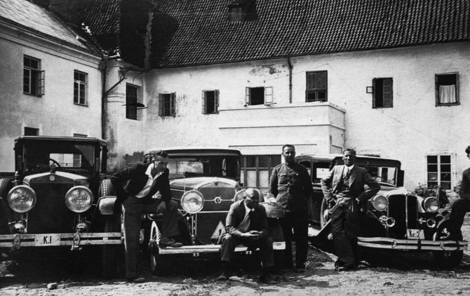 Prezidentūros garažo kieme iš kairės J. Abeltinis, J. Balčiūnas su savo vairuojamais automobiliais 1937 m. Trečiasis automobilis priklausė prezidentūros apsaugai