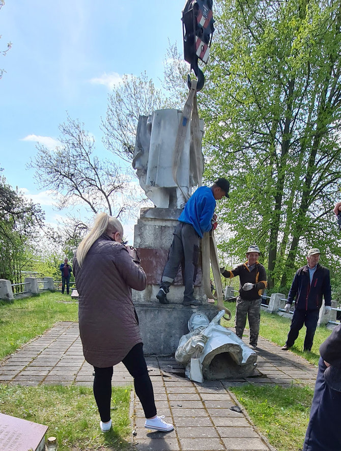 Ramūno Guigos nuotr./Merkinėje nukeltas paminklas sovietiniams kariams
