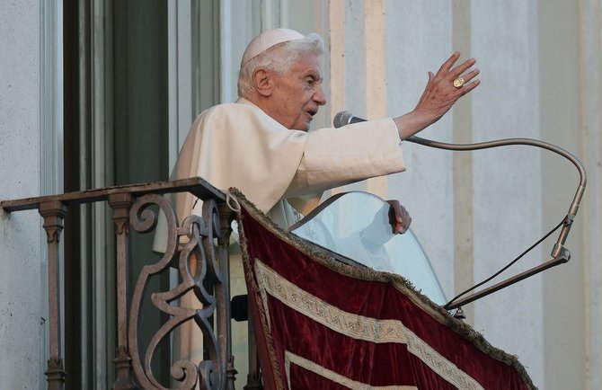 „Reuters“/„Scanpix“ nuotr./Popiežius viešai atsisveikino su publika, susirinkusia Kastel Gandolfe