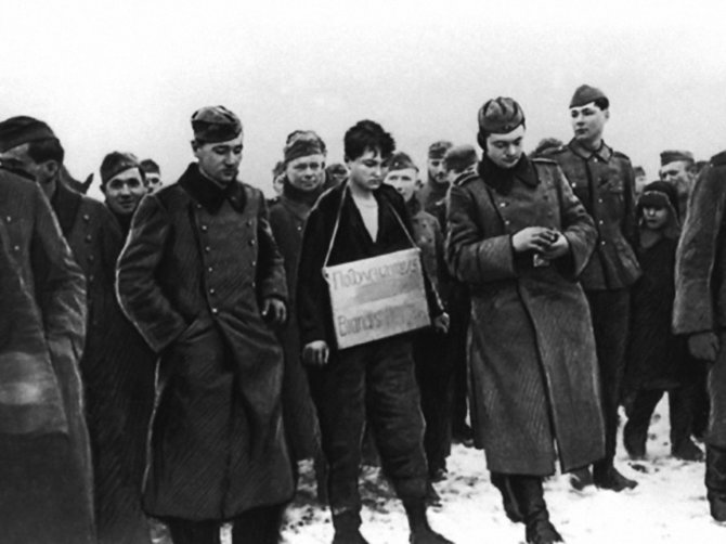 Zoja Kosmodemjanskaja vedama į egzekucijos vietą. 1941 metų lapkričio 29 d. Zoja Kosmodemjanskaja buvo mokyklos Nr. 201 abiturientė, kai savanoriškai įstojo į diversantų (partizanų) rengimo mokyklą. 1941 m. lapkričio viduryje ji su nedidele grupe buvo išsiųsta į užduotį deginti pastatus vokiečių uži