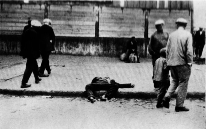 Knygos iliustr./Mirštantieji iš bado miesto gatvėse tapo kasdieniu reiškiniu. Praeiviai abejingai eina pro iš bado mirštančius valstiečius Charkove, 1932 m.
