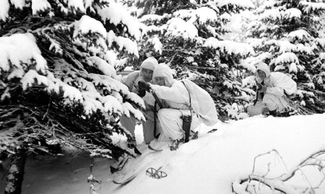 Leidyklos nuotr./Suomių priešakio žvalgai vertina padėtį. 1940 m. sausis.
