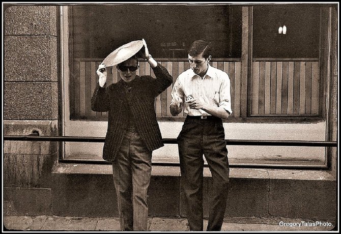 Andrius Sudikas (dešinėje) prie Jaunimo kavinės-skaityklos, Vilnius, L. Giros g. 22 (dabar Vilniaus g.), apie 1964 m. Gregory Talas nuosavybė