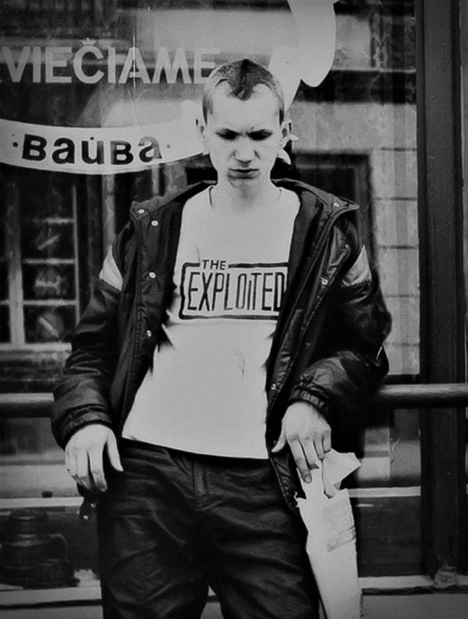 Vikintas Darius Šimanskas-Varveklis prie kavinės „Vaiva“ Vilniuje, M. Gorkio (dabar – Pilies) gatvėje – populiarios, ne vienos kartos neformalaus jaunimo susibūrimo vietos; 1987 m. Nėriaus Pečiūros nuosavybė