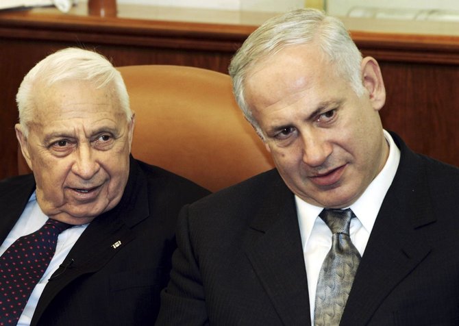 „Reuters“/„Scanpix“ nuotr./Arielis Sharonas (kairėje) su Benjaminu Netanyahu