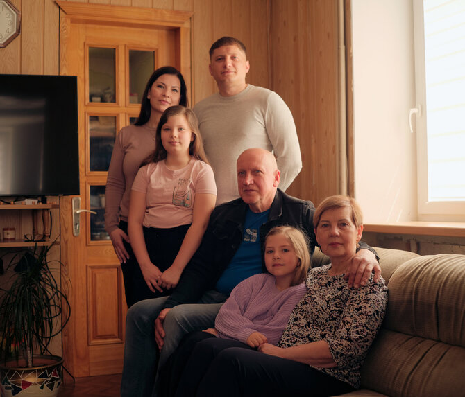 Tado Kazakevičiaus nuotr. /Augustė Venslauskaitė (centre) savo namuose Kybartuose. Stovi jos mama Toma Venslauskiene, tėtis Edvardas Venslauskas, sesuo Rusnė. Sėdi Tomos tėvai Gentautas Dobiliauskas ir Elena Dobiliauskienė