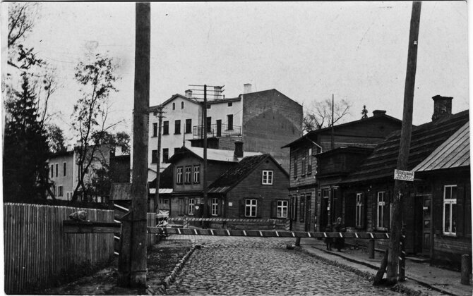 Latvijos ir Estijos pasienio kontrolės punktas Valkoje / Valgoje (1935). Latvijas Nacionālā bibliotēka.ai. Latvijas Nacionālā bibliotēka.