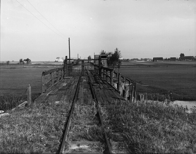 Užblokuotas geležinkelio tiltas per Pšemšos (Przemsza) upę (1931). Nuotrauka saugoma Herderio instituto vaizdo archyve, BAG_2327. Herder Institute for Historical Research on East Central Europe.