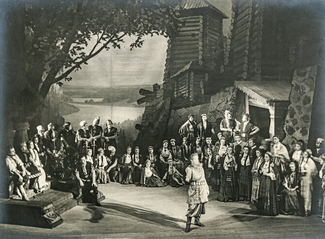 Nacionalinės bibliotekos ir Klovų šeimos archyvo nuotr./Operos „Pilėnai“ scena, centre –Abdonas Lietuvninkas (Potikas).