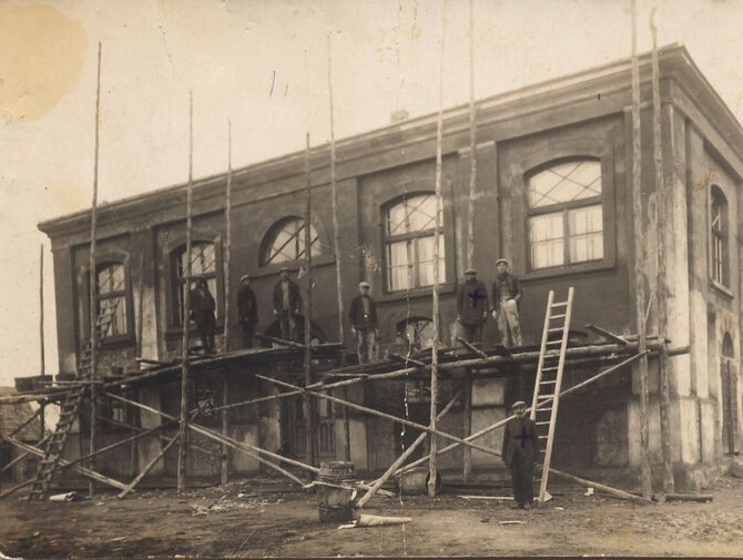 Atstatinėjama Salantų sinagoga po 1926 m. gaisro, P. Vaniuchino asmeninis vaizdo archyvas, visos teisės saugomos