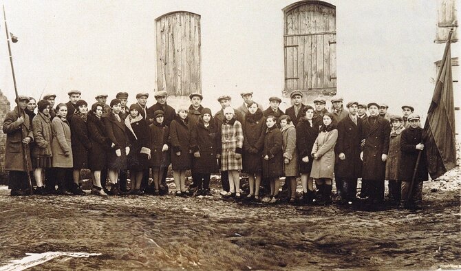 Lietuvos žydų sporto klubo „Makabi“ Žeimelio skyriaus nariai prie sinagogos, minint Lietuvos Nepriklausomybės dieną, 1930-02-16, Chana Wilk (Gel) albumas, Barry Mann asmeninis vaizdo archyvas, visos teisės saugomos