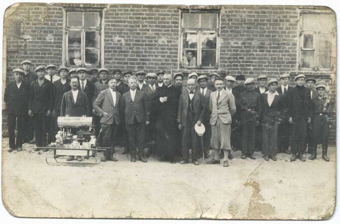 Kavarsko ugniagesių komanda su motorine pompa, 1935 m. vasara, e-kinas InC-EDU